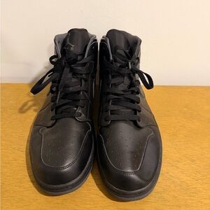 Air Jordan 1 Mid ‘triple black’